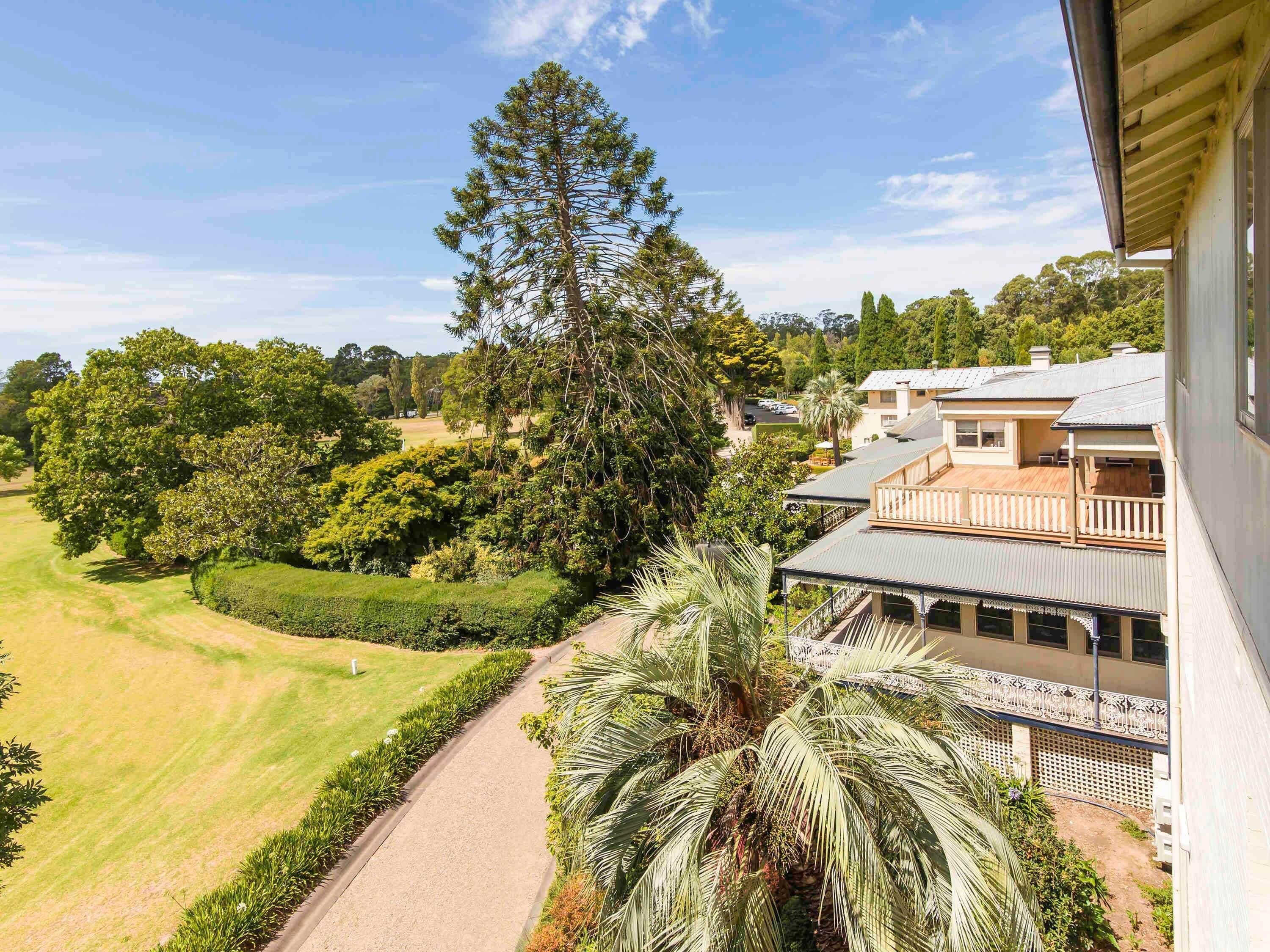 Iron/ironing board, bed sheets