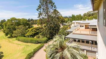 Een strijkplank/strijkijzer, beddengoed