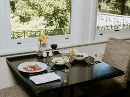 供应早餐、午餐和晚餐，花园景观