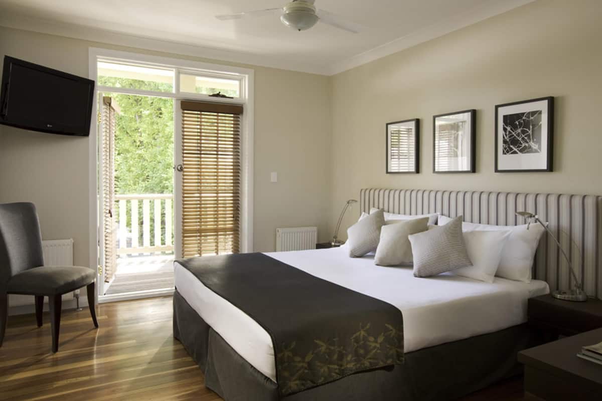 Elms Balcony Room | 1 bedroom, iron/ironing board, bed sheets