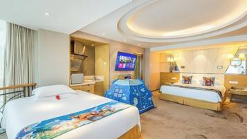 Habitación de hotel con dos camas, un televisor, una tienda de campaña y un techo con diseño circular.
