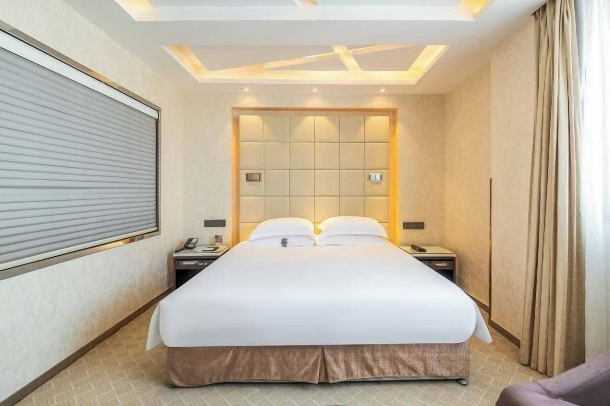 Cots/infant beds, alarm clocks