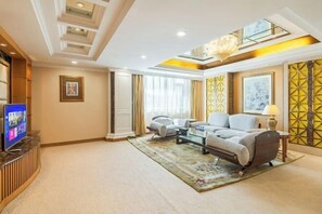 Cots/infant beds, alarm clocks - The Center Hotel (Yantai)