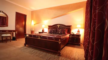 Suíte luxo, 1 cama King | Frigobar, cofres nos quartos, escrivaninha, cortinas blackout