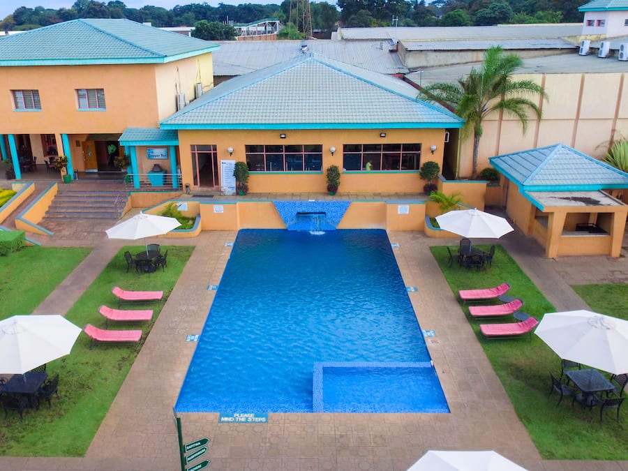 Een buitenzwembad, parasols voor strand/zwembad