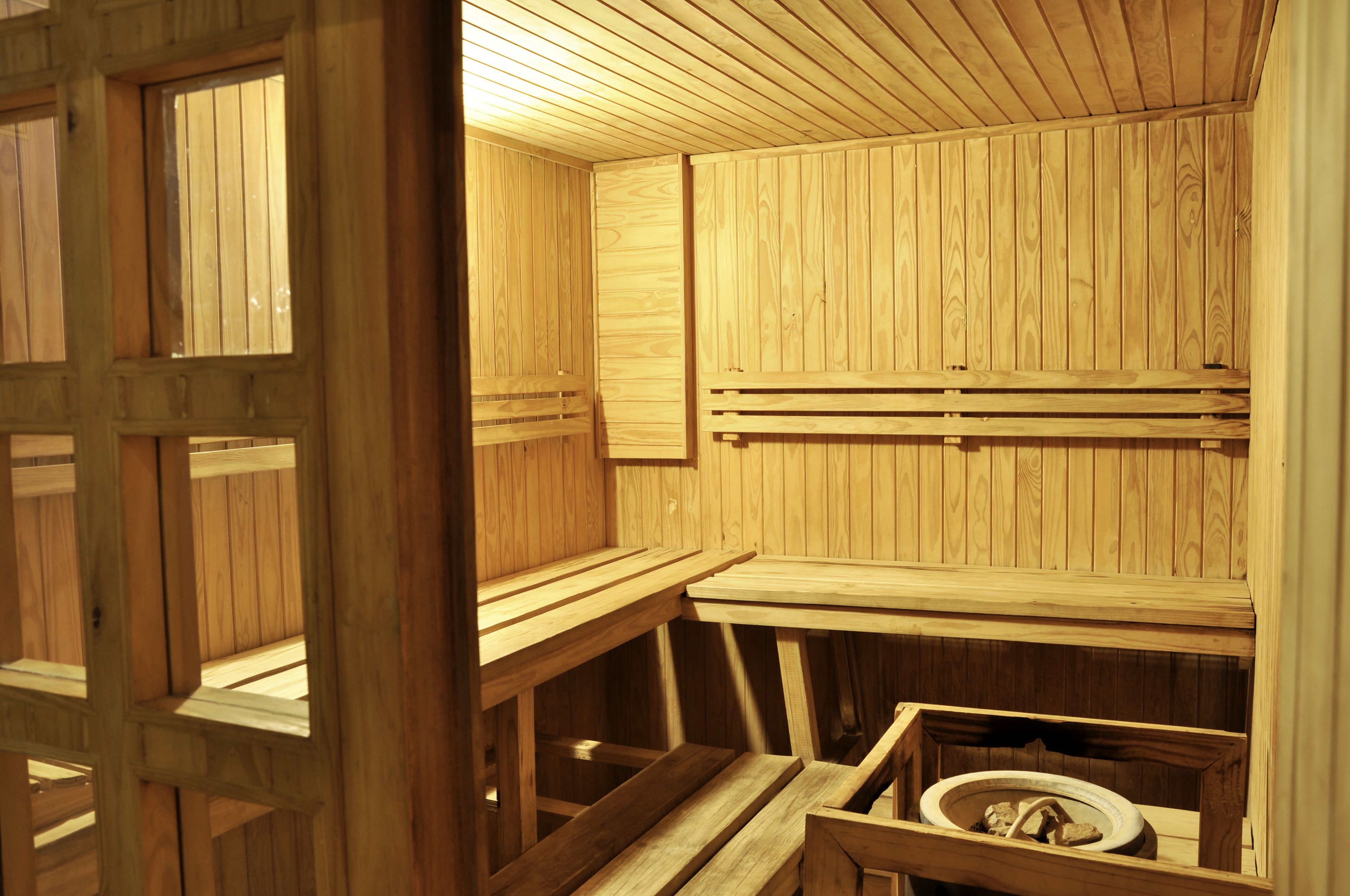 Dypvevsmassasje, ansiktsbehandlinger, manikyr og pedikyr og massasje