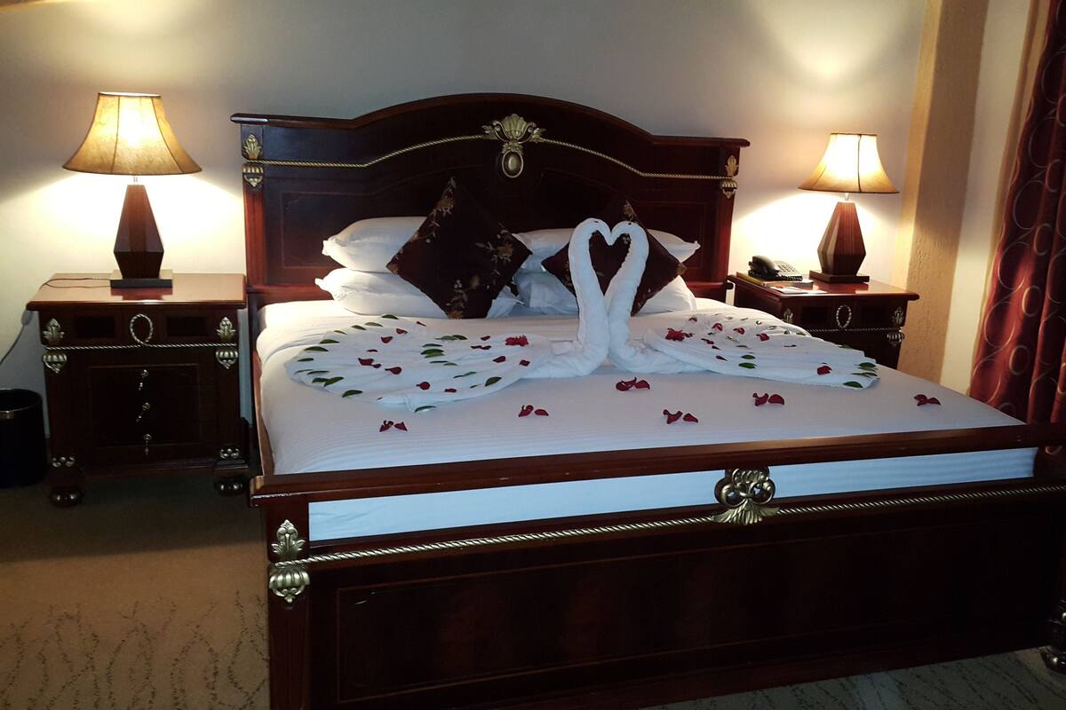 Deluxe Family Room | Minibar, in-room safe, desk, blackout drapes