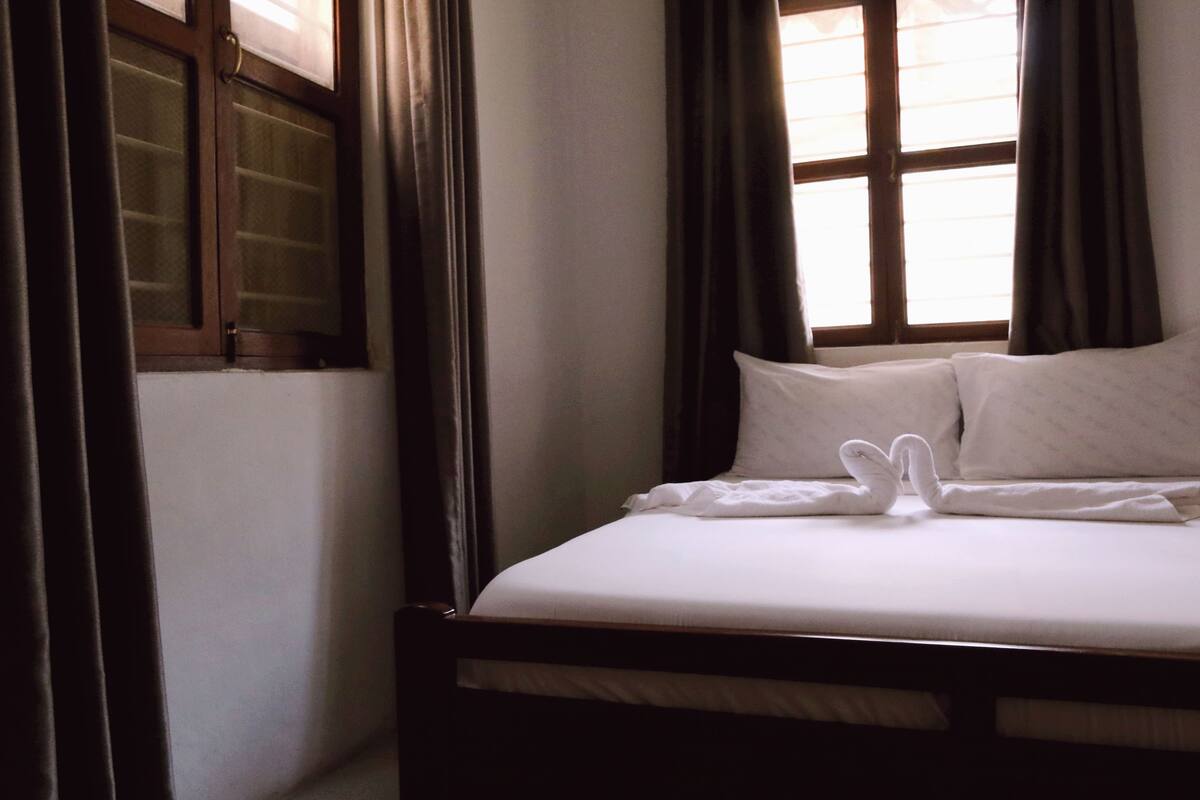 Economy Room with Shared Bathroom | 1 bedroom, premium bedding, in-room safe, desk