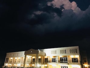 Façade de l’hébergement - soirée/nuit
