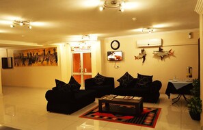 Coin salon dans le hall
