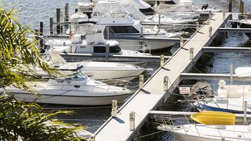 Un port de plaisance où de nombreux bateaux sont amarrés au quai.