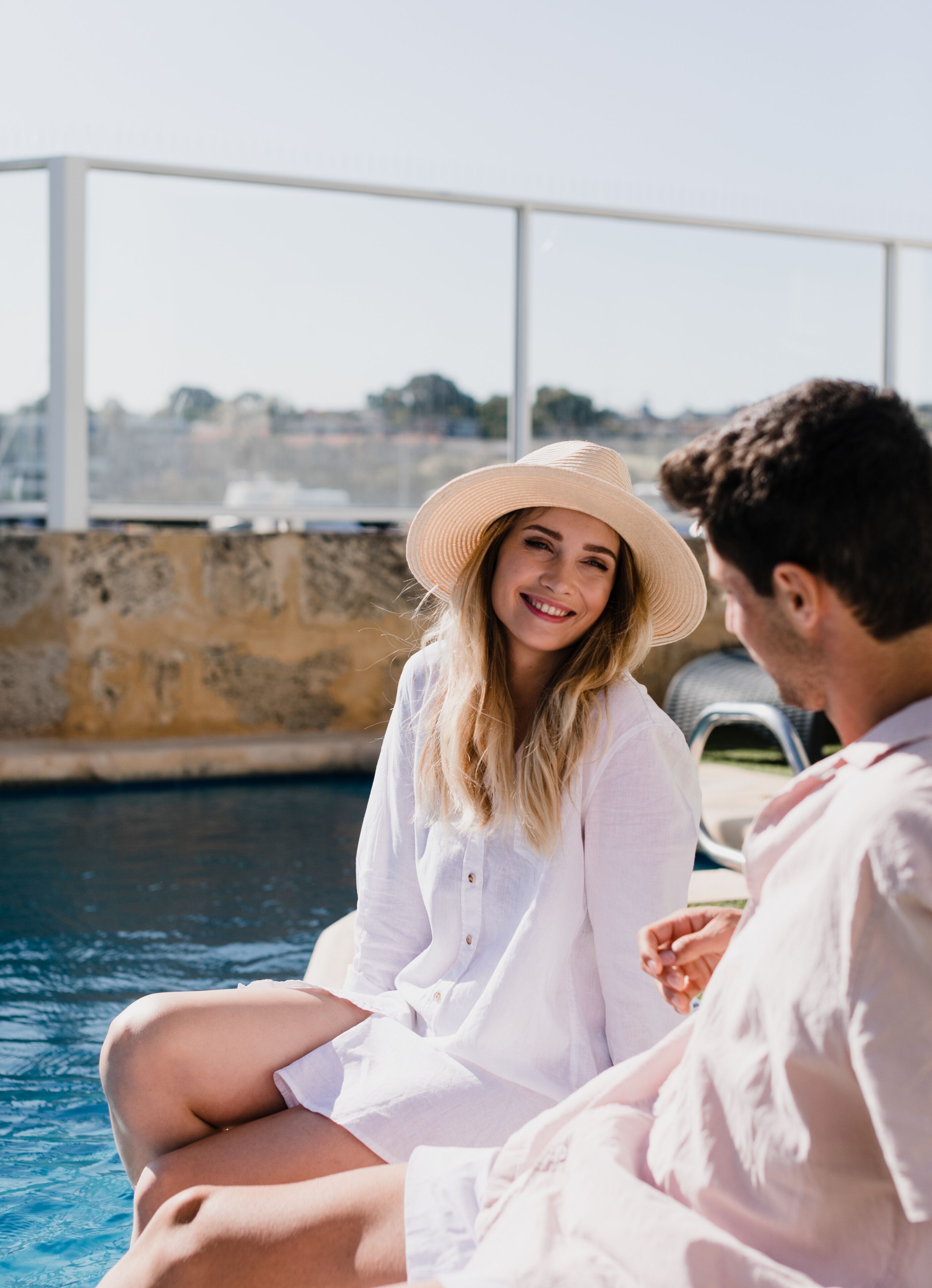 Piscine couverte, piscine extérieure, chaises longues