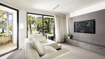 LCD TV, pay films