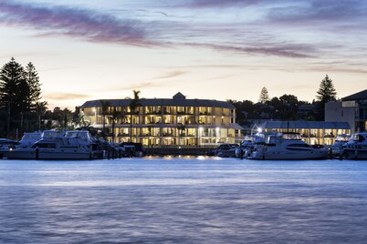 Pier 21 Riverside Apartment Hotel