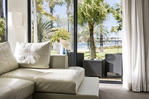 Suite exclusiva, balcón, vistas al río | Zona de estar | Una televisión LCD, películas de pago