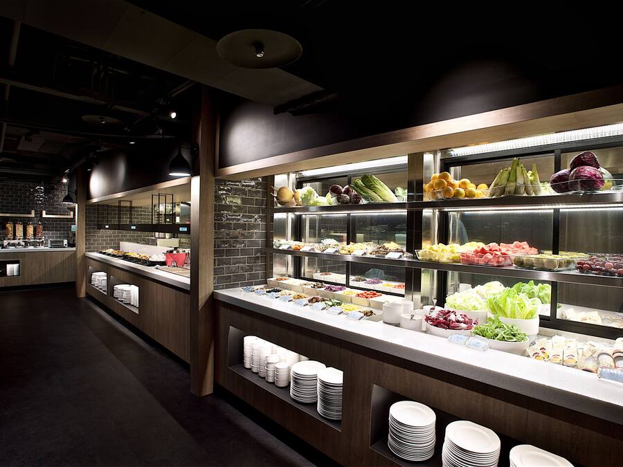 Daily buffet breakfast (TWD 440 per person)
