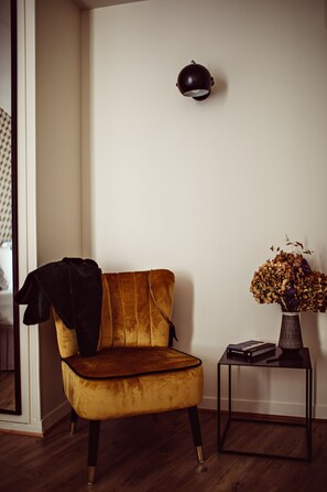 Chambre Exécutive Familiale | Minibaari, tallelokero huoneessa, työpöytä, pimennysverhot