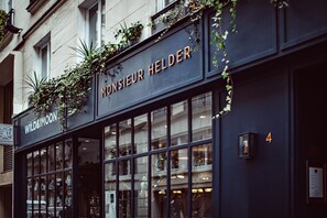 A storefront with the sign "MONSIEUR HELDER" and "WILD&MOON" above it. - Monsieur Helder (Paris)