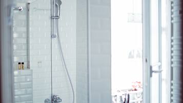 Baignoire, articles de toilette gratuits, sèche-cheveux