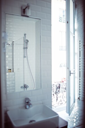 Bathtub, free toiletries, hair dryer, towels - Monsieur Helder (Paris)