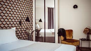 Minibar, caja de seguridad en la habitaciĂłn y escritorio