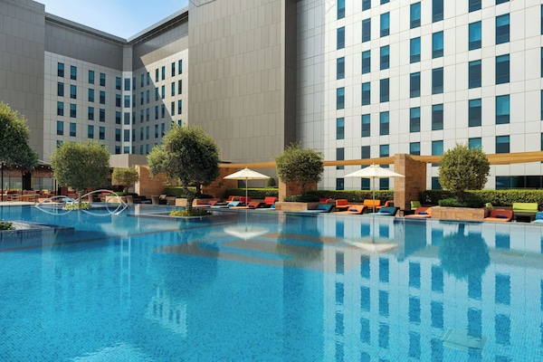 Piscina externa, funciona das 6h às 20h, guarda-sóis, espreguiçadeiras