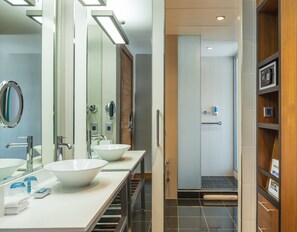 Douche, articles de toilette de luxe, sĂšche-cheveux, chaussons
