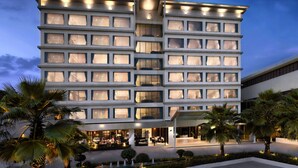 A multi-story hotel with a modern design, featuring balconies and large windows. - Signature Pattaya Hotel (Pattaya)