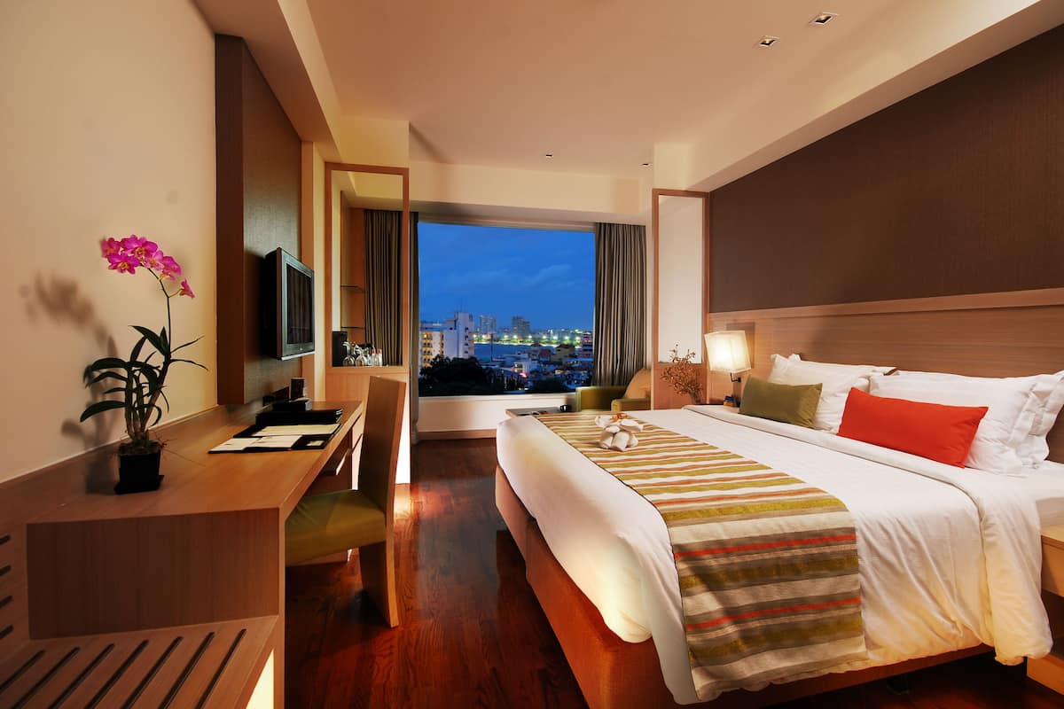 Superior Pool View | Pillowtop-Betten, Minibar, Zimmersafe, Schreibtisch