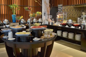 Petit déjeuner buffet (353.10 THB par personne)