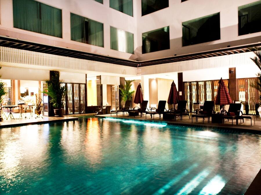 Outdoor pool, pool umbrellas, sun loungers