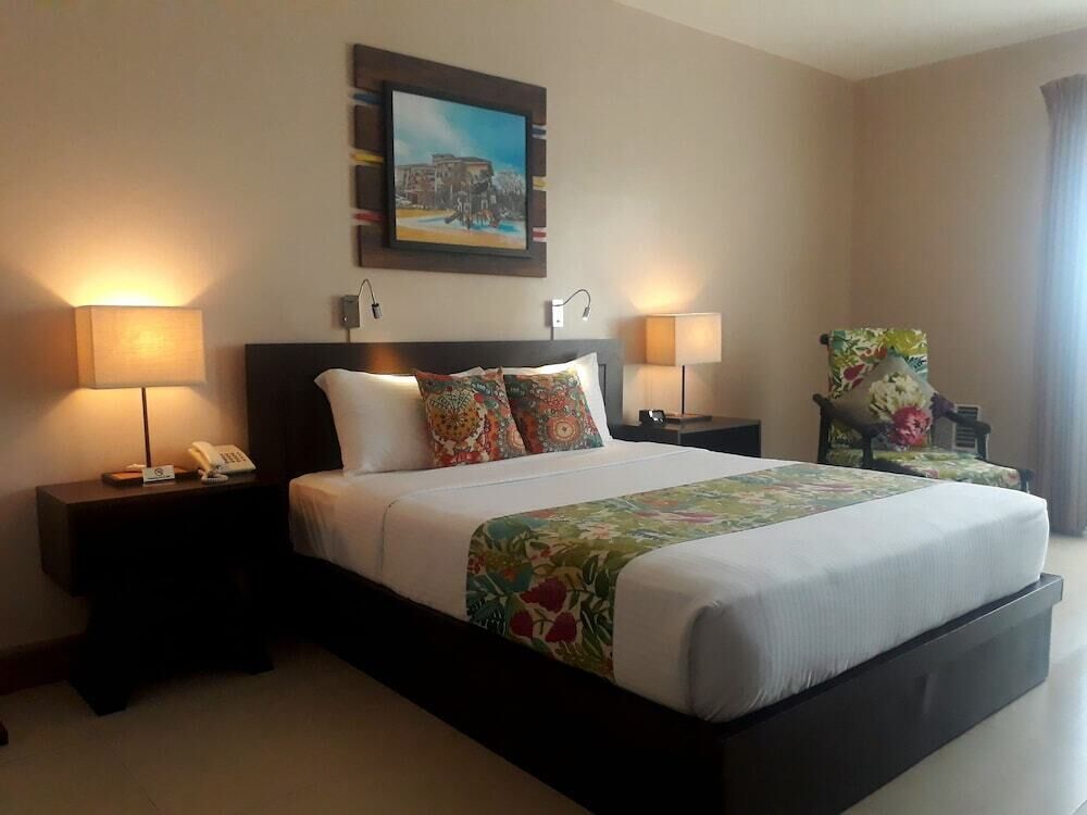 Premium bedding, pillowtop beds, minibar, in-room safe