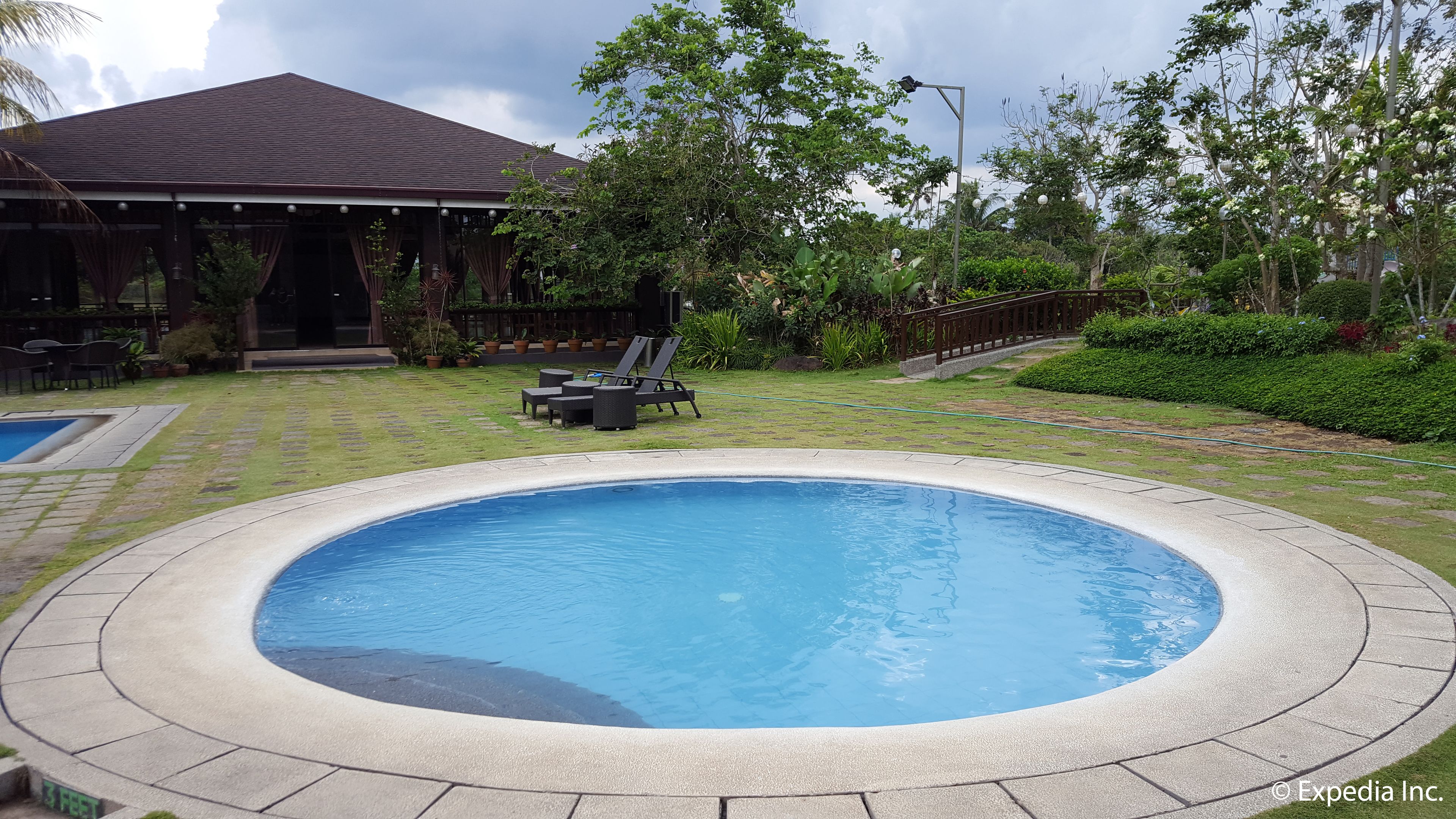 3 kolam renang outdoor, dengan payung kolam renang dan kursi berjemur