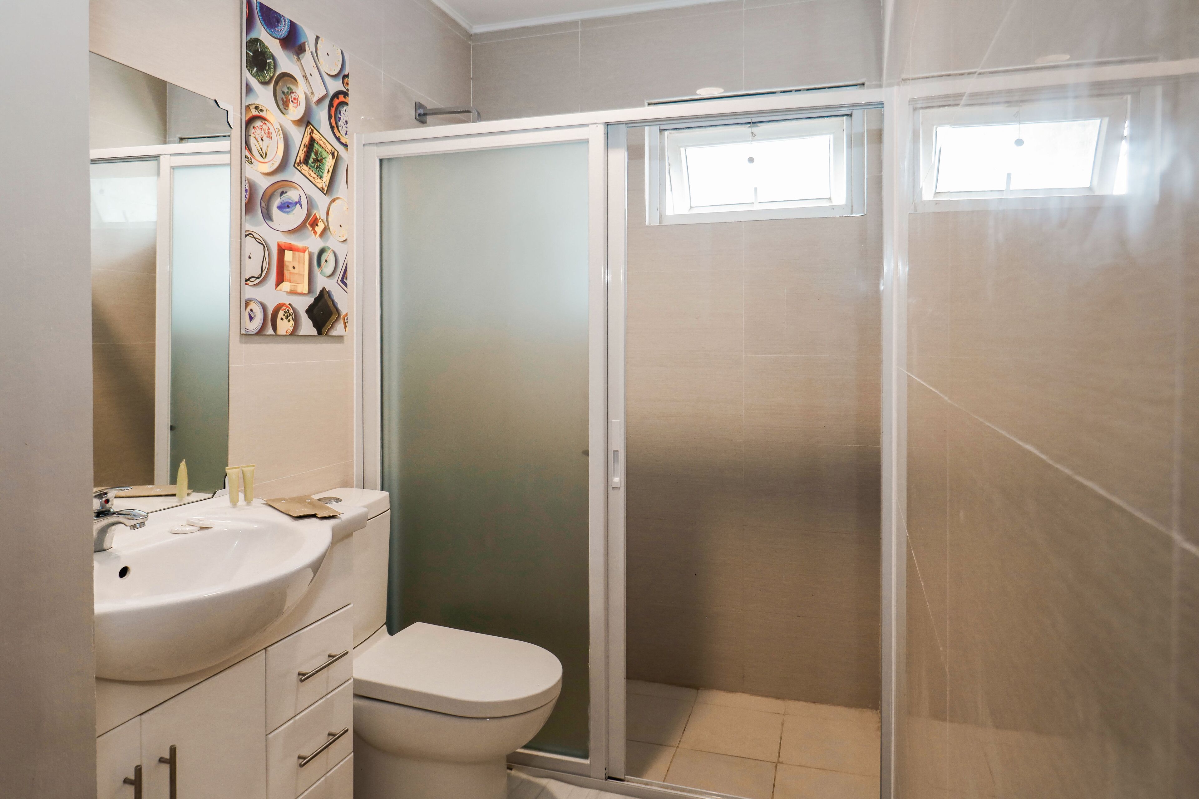 Ein Badezimmer mit Waschbecken, Toilette und einer Duschkabine.