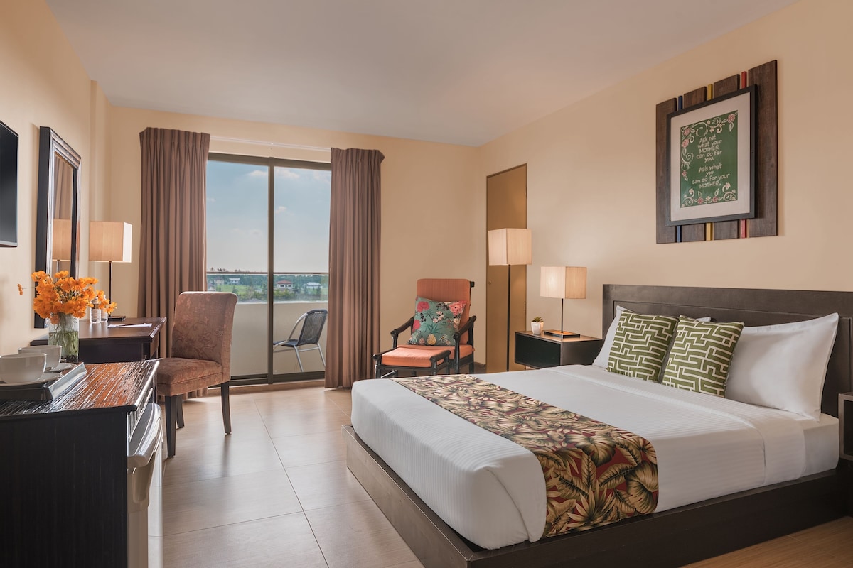 Premium bedding, pillow-top beds, minibar, in-room safe