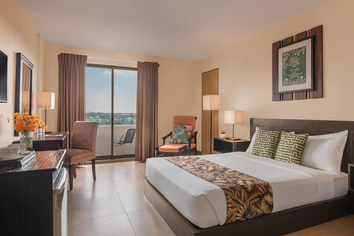 Premium bedding, pillow-top beds, minibar, in-room safe