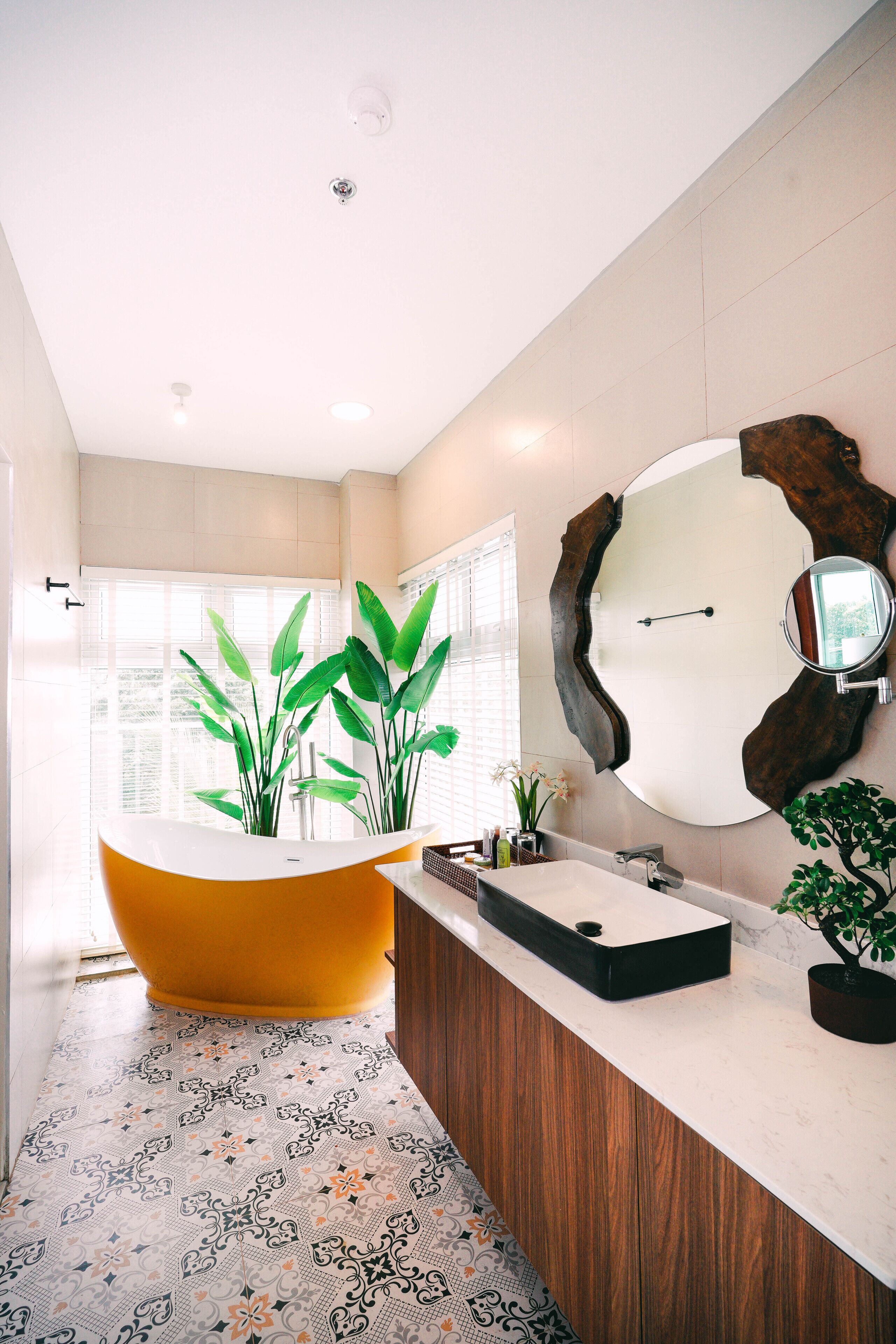 lodge suite | bathroom | combined shower/bathtub, rainfall showerhead, free toiletries