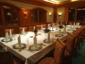 Breakfast, lunch, dinner served; al fresco dining