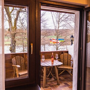 スーペリア ダブルルーム バルコニー レイクビュー | ミニバー、セーフティボックス (室内)、デスク、ノートパソコン用作業スペース