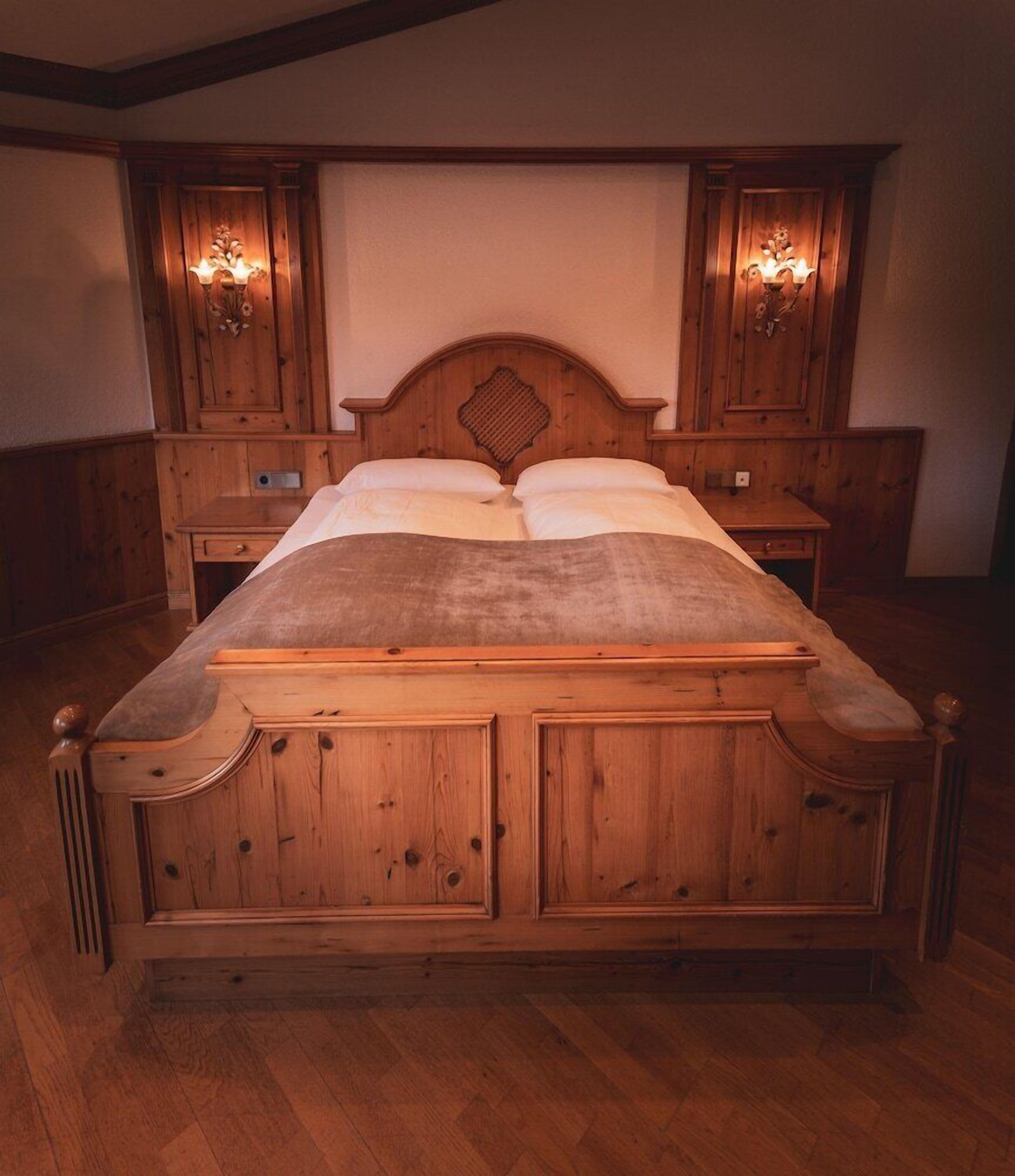 Minibar, coffres-forts dans les chambres, bureau
