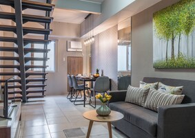 Annex Kimberly Queen loft  | 거실 공간 | 케이블 채널 시청이 가능한 32인치 LCD TV, TV