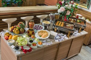 Se ofrece un desayuno bufé todos los días (por un coste adicional)