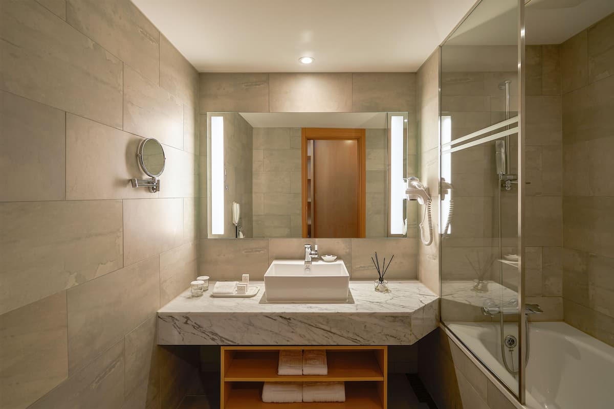 Secador de pelo, albornoces, zapatillas y toallas