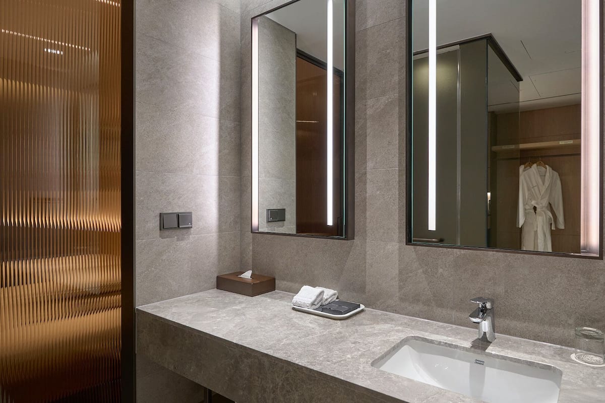 Secador de pelo, albornoces, zapatillas y toallas