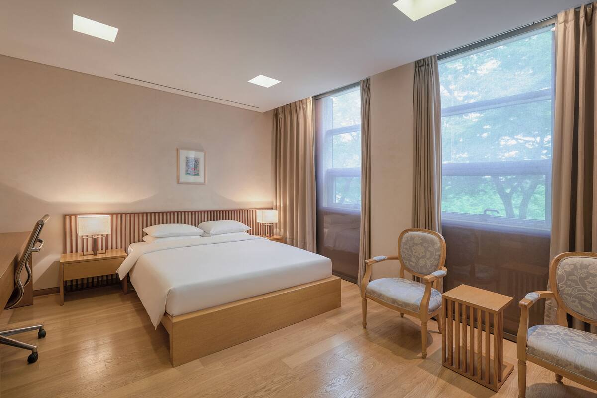 Premium bedding, pillowtop beds, in-room safe, desk