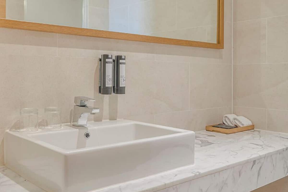 Villa Superior Double Room | Baño | Secador de pelo, albornoces, zapatillas y toallas