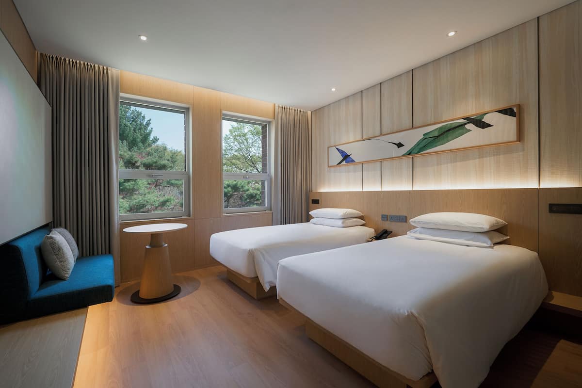 Standard-Zweibettzimmer | Hochwertige Bettwaren, Pillowtop-Betten, Zimmersafe, Schreibtisch