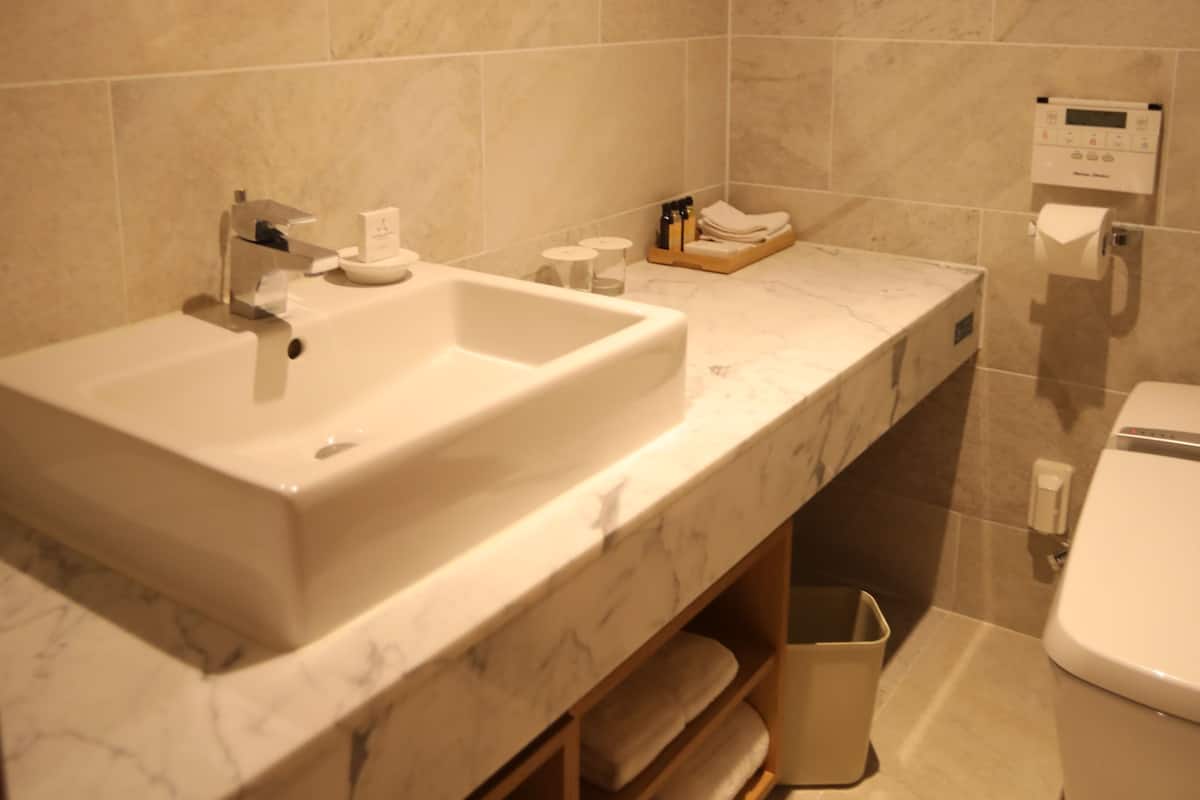 Secador de pelo, albornoces, zapatillas y toallas