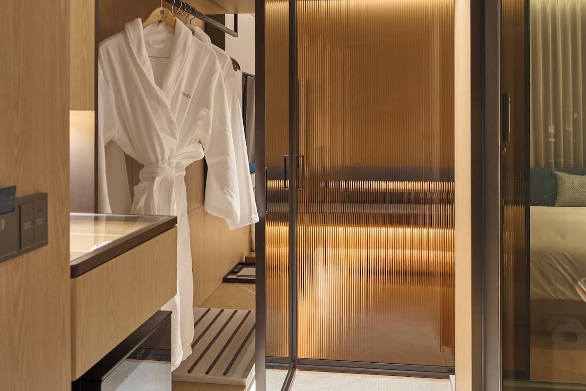 Habitación estándar doble | Ropa de cama de alta calidad y colchones con acolchado adicional