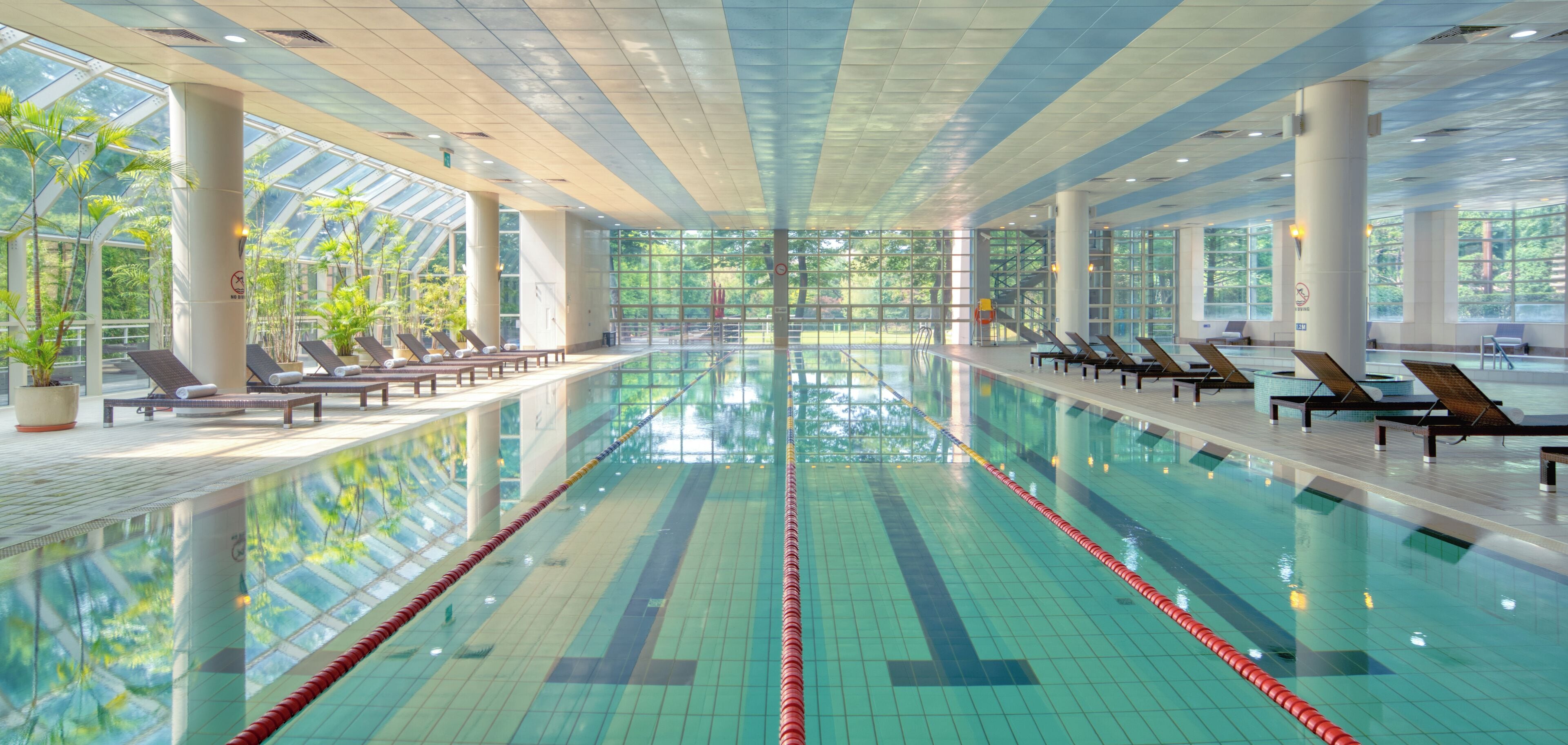 Una piscina cubierta